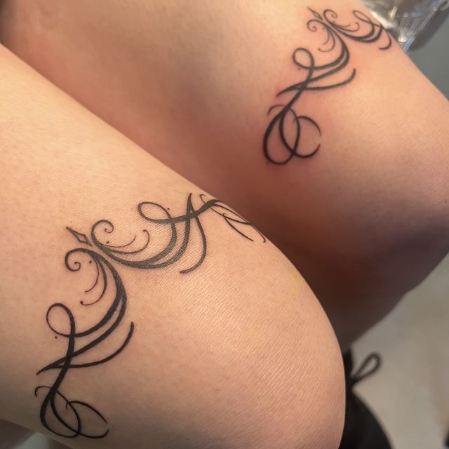 Fine line filigree flourishes curling over the hip and thigh.